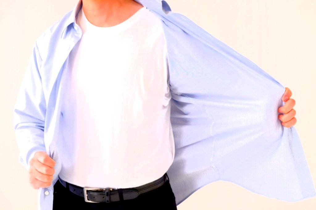 男性必見 暑い時期に嬉しい白シャツに透けないインナー 八神奏介のブログ